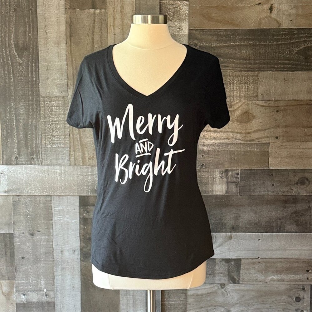 Merry and Bright blck t-shirt medium v-neck winter Christmas holiday party